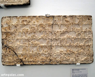 Epigraf&iacute;a con un texto alusivo a la construcci&oacute;n de un alminar