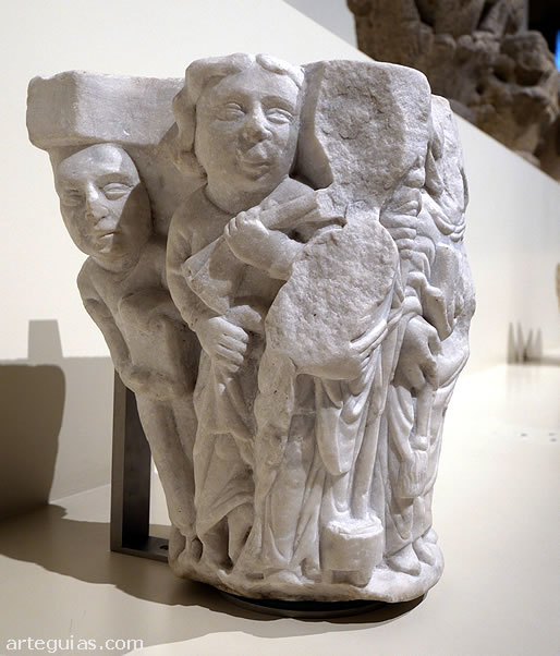 Capitel rom&aacute;nico expuesto en la sala dedicada a la escultura rom&aacute;nica