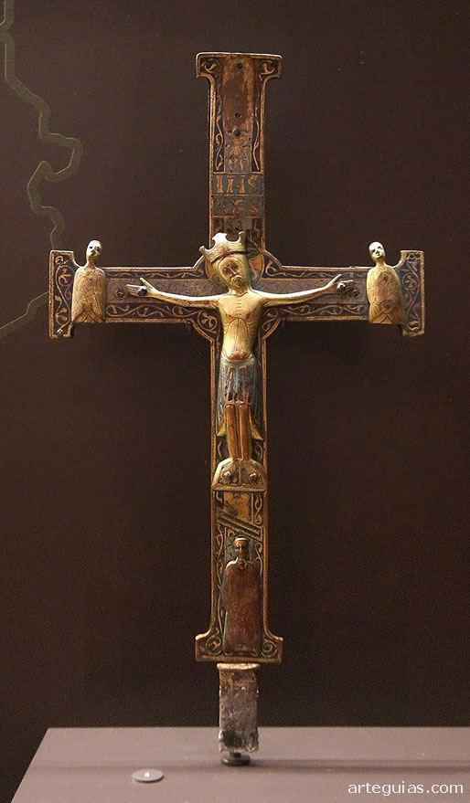 La orfebrer&iacute;a rom&aacute;nica est&aacute; representada en el museo arqueol&oacute;gico con arquetas, cruces procesionales, etc. de bronce y esmaltes