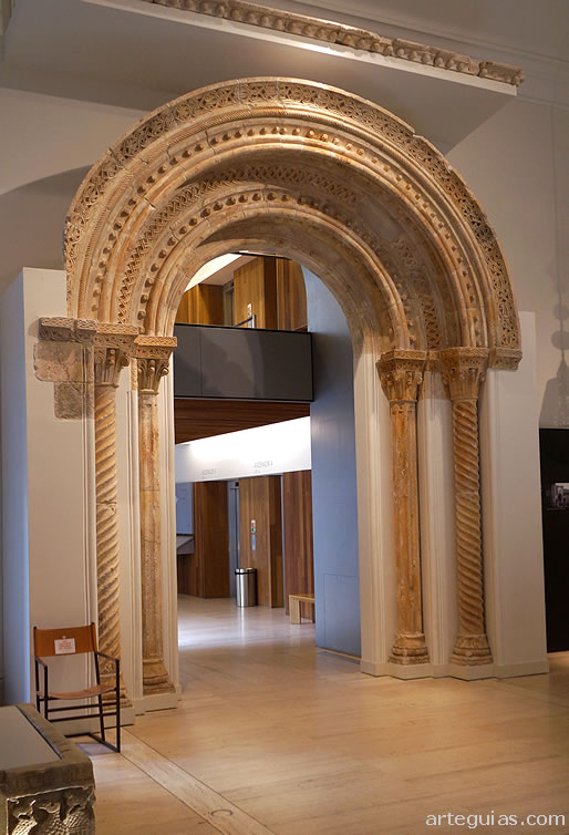 Puerta rom&aacute;nica de la iglesia del Monasterio de San Pedro de Arlanza, Burgos
