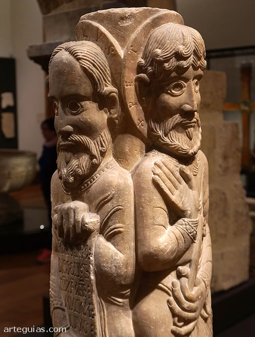 Estatuas columna de San Pelayo de Antealtares