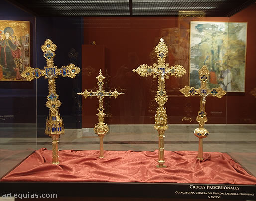 Parte del conjnto de cruces procesionales del museo