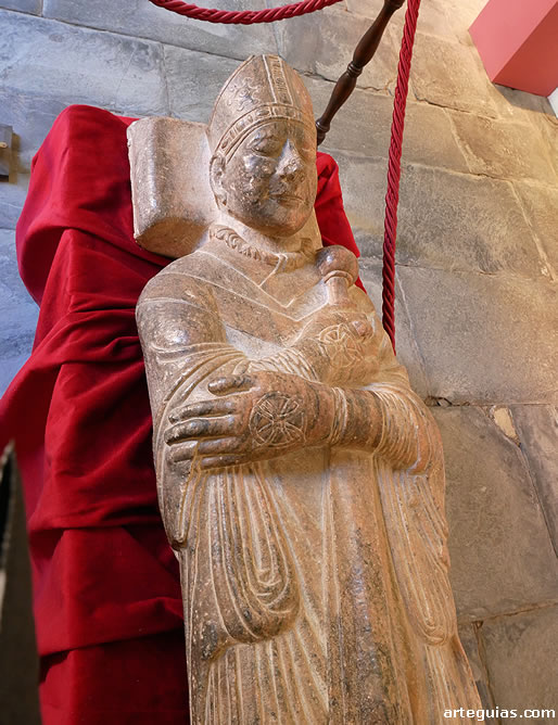 Estatua yacente de un obispo de la catedral de Astorga. Se encuentra en el claustro