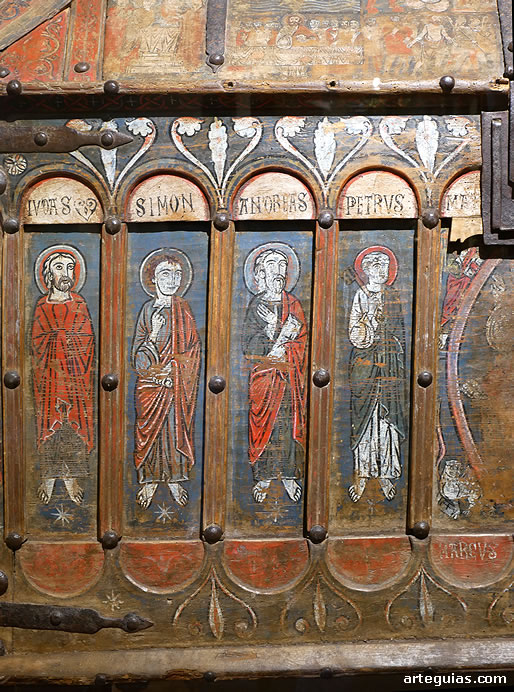 El Arc&oacute;n del monasterio de Carrizo muestra a Cristo, el Tetramorfos y los ap&oacute;stoles