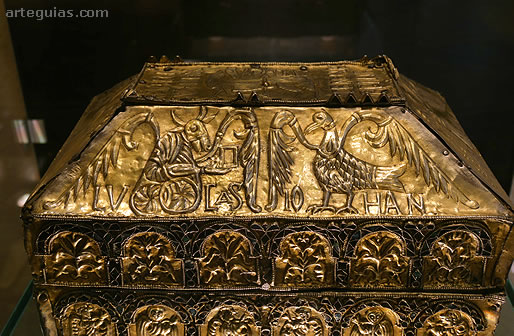 Cara mayor con dos de los vivientes de la visi&oacute;n de Ezequiel: el toro (San Lucas) y el &aacute;gula (San Juan)