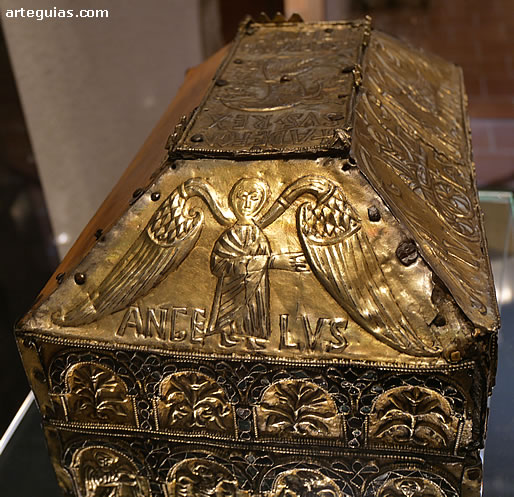 Relieve de un &aacute;ngel San Gabriel en la Arqueta de San Genadio en el Museo Catedralicio de Astorga, Le&oacute;n