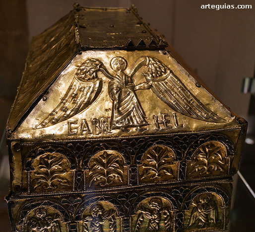 El Museo Catedralicio de Astorga atesora magn&iacute;ficas obras de arte religioso como la Arqueta de San Genadio
