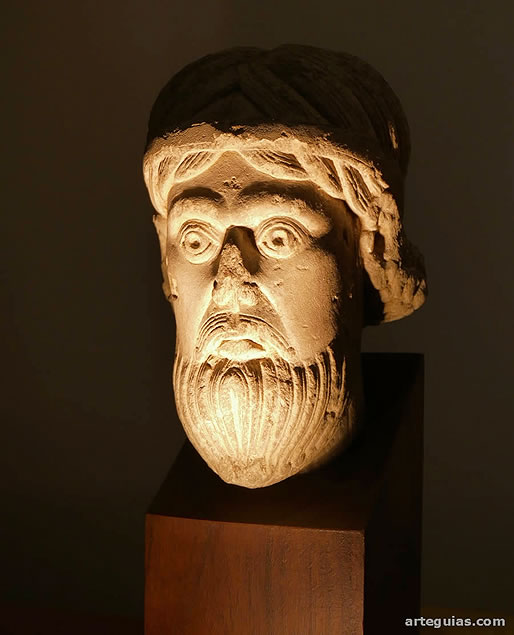 Cabeza rom&aacute;nica de una estatua perteneciente a la catedral rom&aacute;nica de Astorga