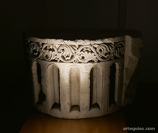 z&oacute;calo cil&iacute;ndrico tallado en un bloque de esquisto