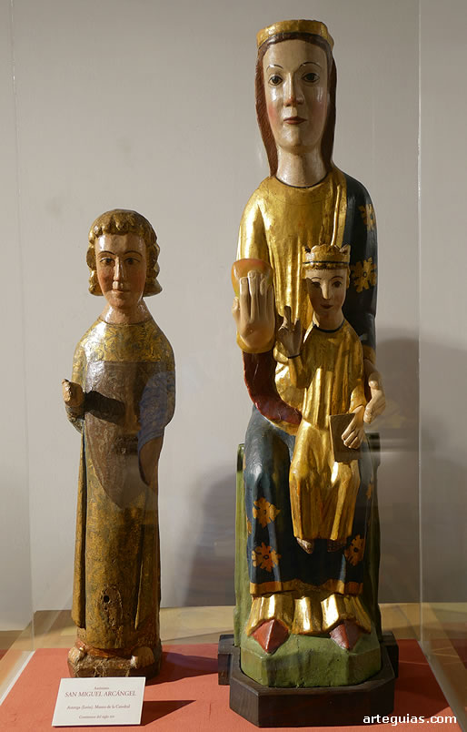 Dos de las muchas piezas de imaginer&iacute;a rom&aacute;nica y g&oacute;tica que conserva el museo