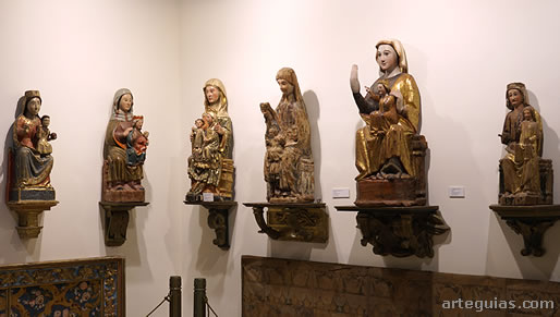 Numerosas piezas de imaginer&iacute;a medieval