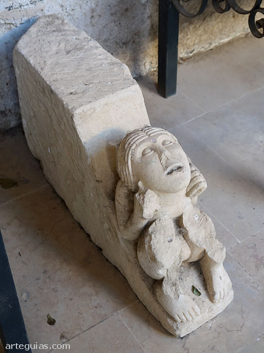 Canecillo rom&aacute;nico expuesto en el patio del museo