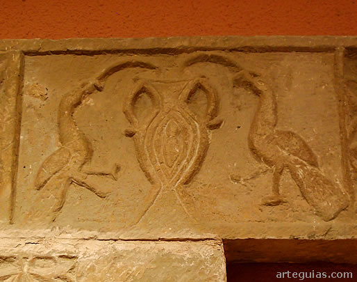 Arquitrabe visigodo con dos pavos reales bebiendo de una cr&aacute;tera