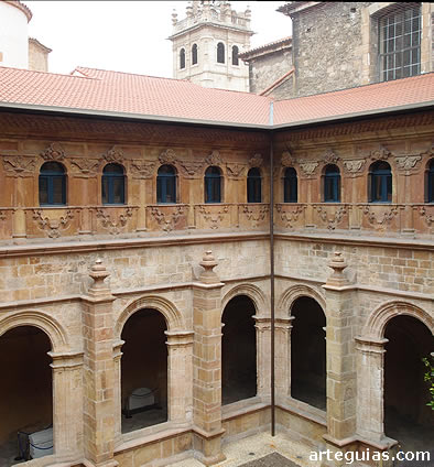 Claustro del Monasterio de San Vicente, sede del Museo Arqueol&oacute;gico de Asturias