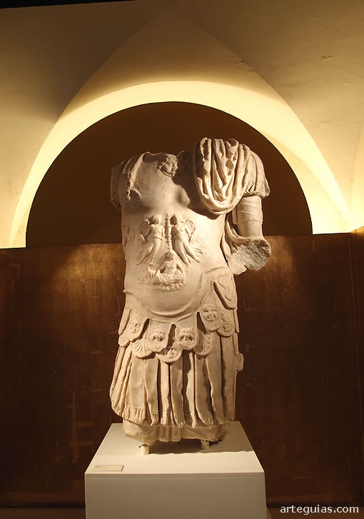 Estatua romana en el Museo Arqueol&oacute;gico e Hist&oacute;rico de Baena la Tercia, C&oacute;rdoba