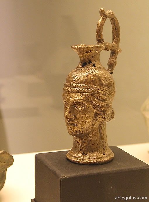 Museo Arqueol&oacute;gico e Hist&oacute;rico de Baena la Tercia:  jarrita ritual de bronce