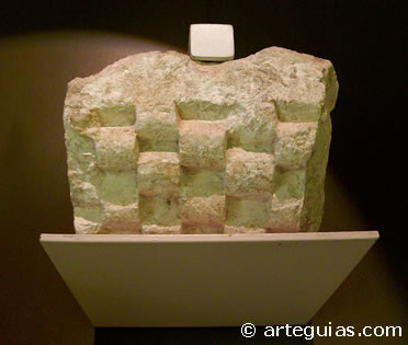 Imposta ajedrezada rom&aacute;nica de la antigua iglesia de La Almudena