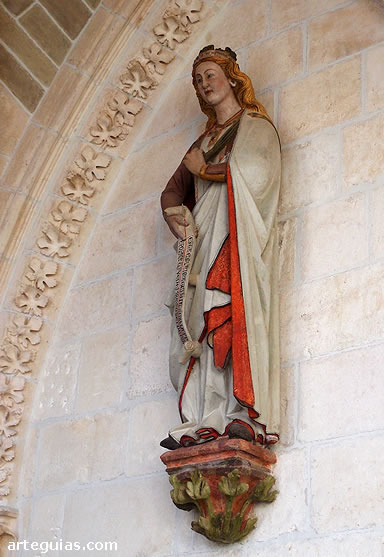 El claustro superior contiene numerosas esculturas y puertas g&oacute;ticas