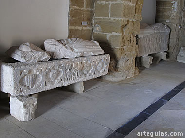 Sepulcro medievales del claustro