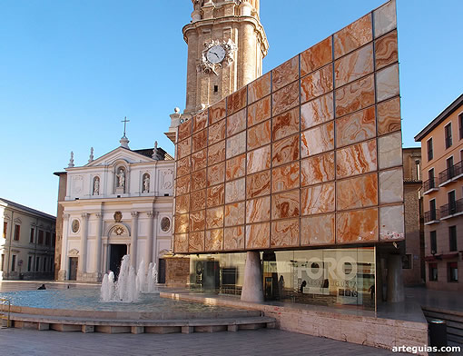 Entrada al museo junto a la fachada oeste de la Seo de Zaragoza