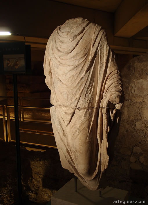 Escultura romana amputada de un togado