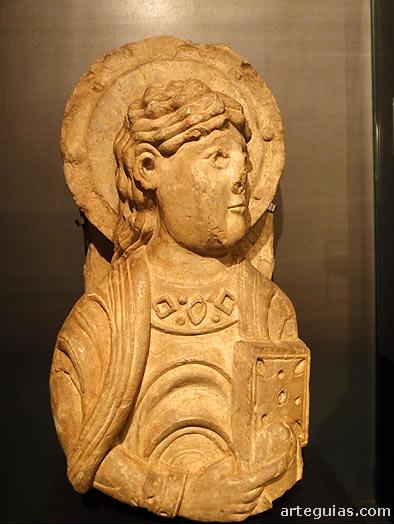 Estatua de piedra de San Juan Evangelista, procedente de San Isidoro de Le&oacute;n