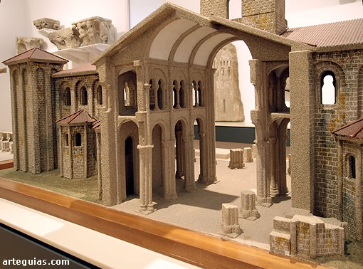 Maqueta del interior y exterior de la catedral rom&aacute;nica de Santiago