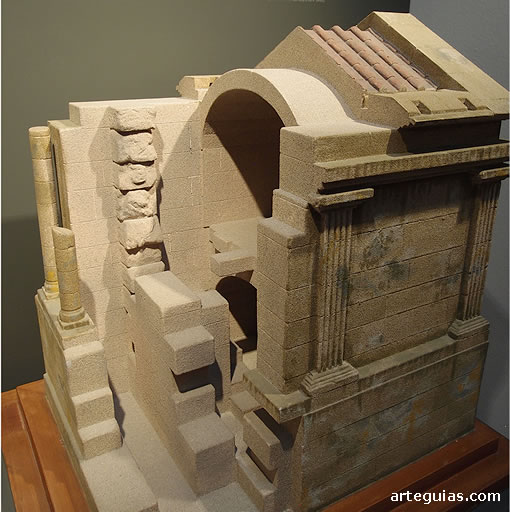 Maqueta del hipot&eacute;tico aspecto del mausoleo romano descubierto en el siglo IX
