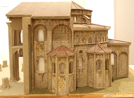 Maqueta de la cabecera rom&aacute;nica (siglo XI)