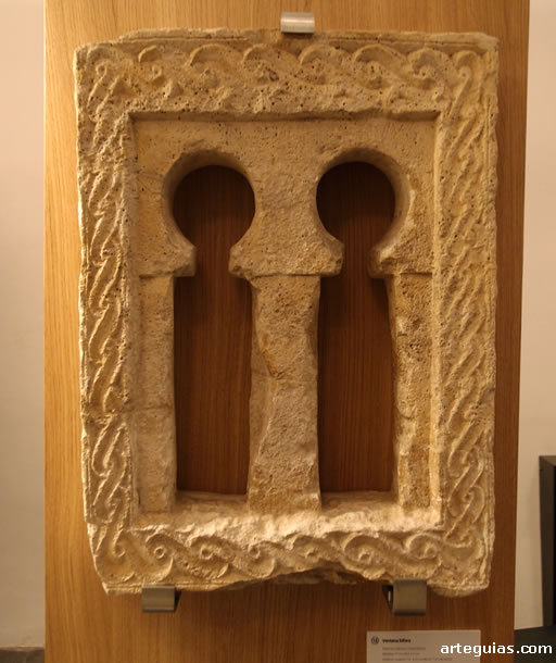 Museo Prerrom&aacute;nico de San Mart&iacute;n de Salas: ventanal b&iacute;foro de una sola pieza con arcos de herradura