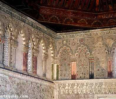 Ventanales y arcos ciegos de la parte superior de la sala de oraci&oacute;n de la Sinagoga del Tr&aacute;nsito
