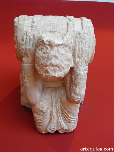 El Museo de Segovia conserva numerosas obras escult&oacute;ricas del periodo rom&aacute;nico, como este canecillo