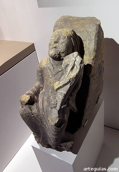 Canecillo rom&aacute;nico con un m&uacute;sico