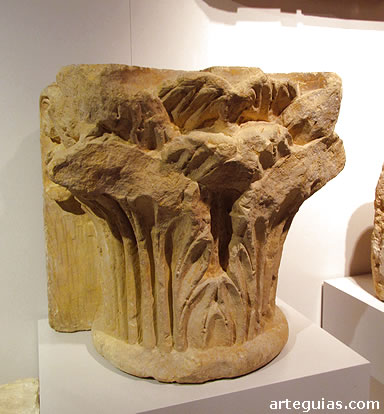 Capitel rom&aacute;nico en el Museo de Segovia