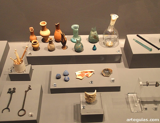 Peue&ntilde;as piezas de uso cotidiano de la ciudad romana de Zaragoza