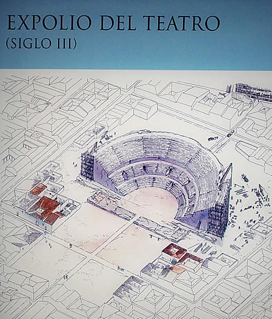 Panel del museo en el que se muestra el expolio del teatro durante el siglo III para extraer piedra destinada a la construcci&oacute;n de las murallas