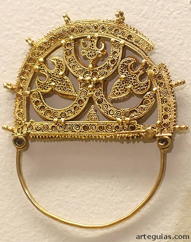 Pendiente de aro. SIglo X. Filigrana de oro