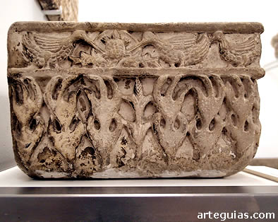 Decoraci&oacute;n escult&oacute;rica de la pila de abluciones