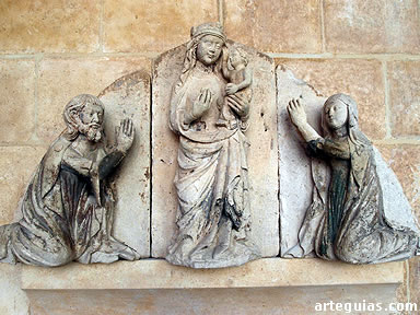 Relieve g&oacute;tico presidido por la Virgen y el Ni&ntilde;o