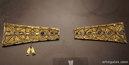 Tesoro de Guarrazar: dos brazos de cruz de oro y piedras preciosas