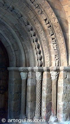 Portada rom&aacute;nica de la iglesia de El Crucifijo de Puente la Reina