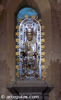 Virgen rom&aacute;nica de finales del siglo XII, en el &aacute;bside central de la iglsia de Santa Mar&iacute;a de Uju&eacute;, Navarra. El chapado en plata es del siglo XIV