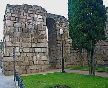 Uno de los lienzos de la muralla de la Alcazaba de M&eacute;rida