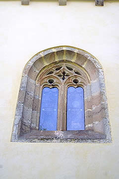 Ventanal g&oacute;tico de la Iglesia de Santa Mar&iacute;a de Llas, en Arenas de Cabrales
