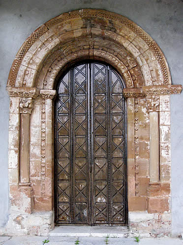 Portada principal de la Iglesia de Santiago de Arl&oacute;s