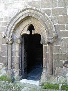 Portada de la capilla g&oacute;tica de Los Alas