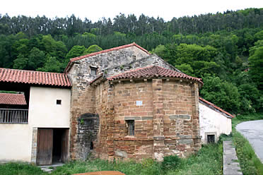Exterior del Monasterio de San Miguel de B&aacute;rcena