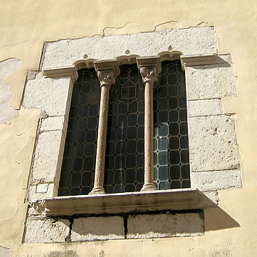 Ventanal g&oacute;tico en el antiguo ayuntamiento 