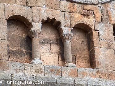 Iglesia de Santa Mar&iacute;a de Calata&ntilde;azor. Detalle de la fachada