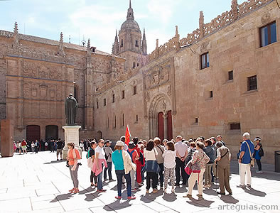 Imagen del grupo en el espectacular claustro del Convento de las Due&ntilde;as de Salamanca